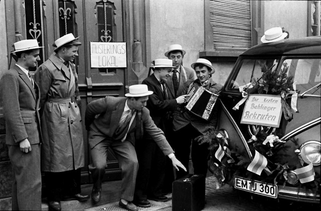 1957: Die ersten Bahlinger Wehrpflichtigen treffen sich in Endingen.  | Foto: Willy Pragher/Staatsarchiv Freiburg, W 134 Nr. 013865d