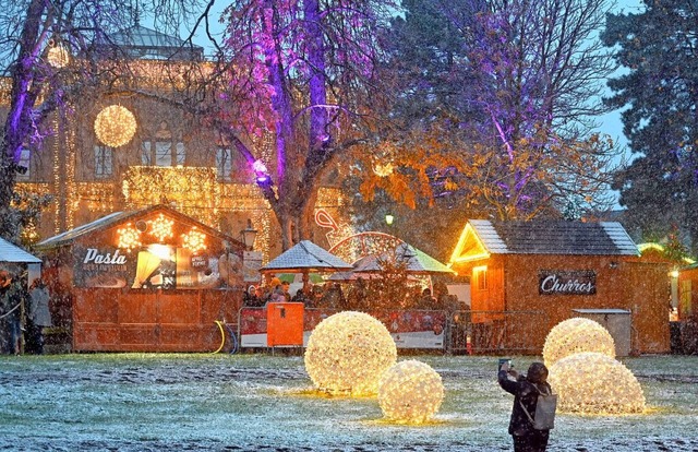 Im Schneegestber wurde der Freiburger Weihnachtsmarkt 2024 erffnet.  | Foto: Thomas Kunz