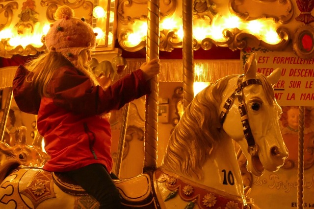 Auch ein Weihnachtskarussell gibt es a...ie etwa das Pferdekarussell in Colmar.  | Foto: Silke Kohlmann