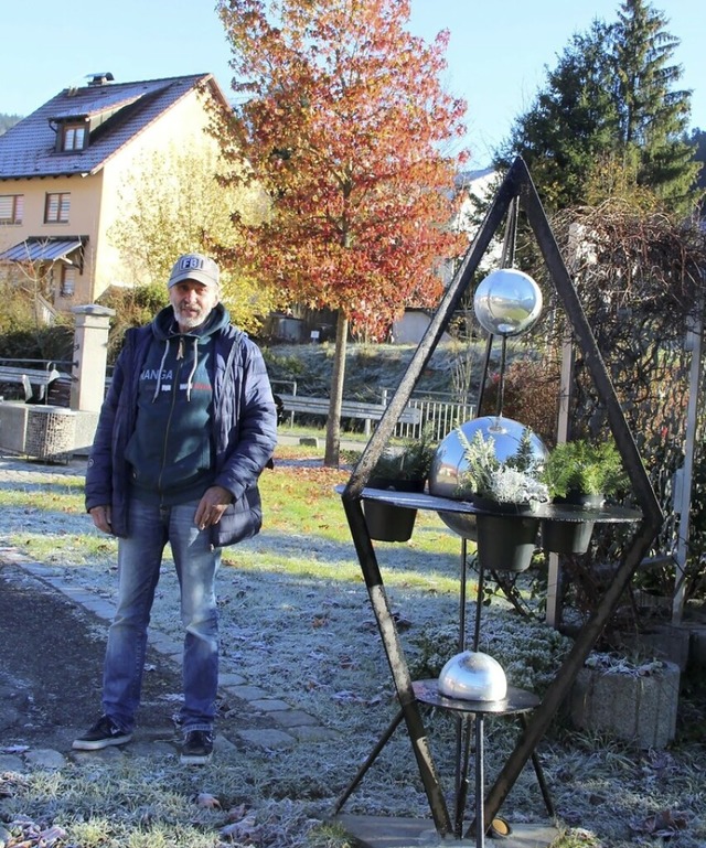 Hans Schaller und seine neue Skulptur aus drei glnzenden Kugeln  | Foto: Rolf-Dieter Kanmacher