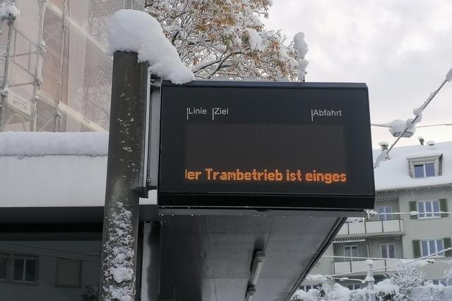 Starker Schneefall legt Verkehr, Busse und Trams in den Basler Kantonen lahm