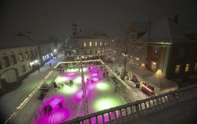 Lichterglanz und Schneeflockentanz: Di...f dem Markgrfler Platz ist erffnet.   | Foto: Volker Mnch