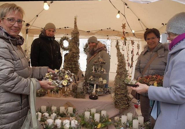 Hbsche Handarbeiten fr die Weihnacht...sucher des Weihnachtsmarktes erwerben.  | Foto: Petra Wunderle