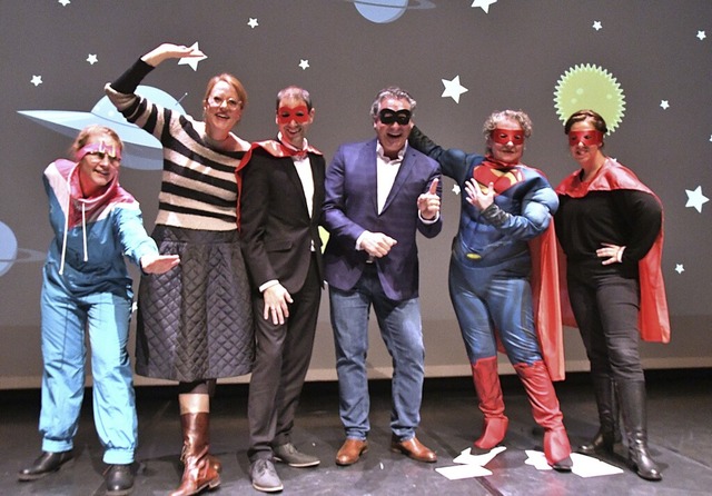 Lauter Superwomen und Supermen mit Sup...rffneten die 33. Lrracher Leselust.   | Foto: Barbara Ruda