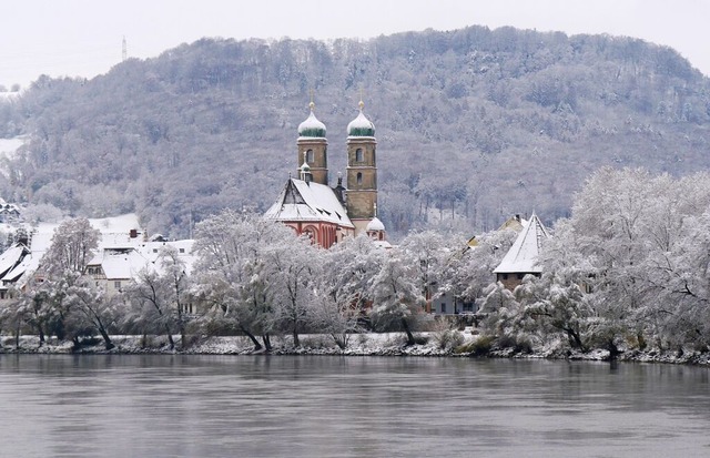 Das Mnster mit Puderzucker: Reichlich...Bad Sckingen in ein Winterwunderland.  | Foto: Karl Braun