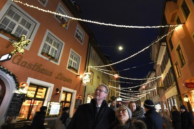 Auch die Herrenstrae in der Freiburger Altstadt leuchtet nun weihnachtlich