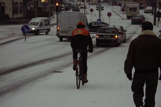 Freiburg in Wei: Fahrrad mit Snowboardstnder und Barfler im Schnee