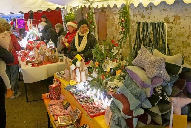 Der Adventsmarkt im Maierhof war vergangenes Jahr gut besucht.  | Foto: Volker Mnch