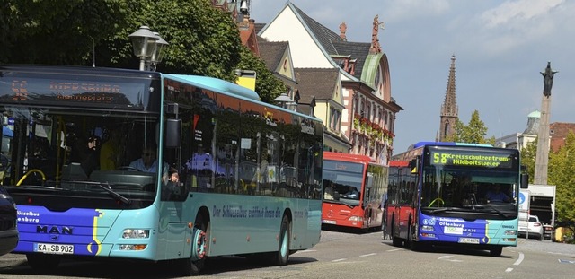 Zu den Stozeiten derzeit oft eine &#8...d von Bussen&#8220; in der Hauptstrae  | Foto: Helmut Seller                       