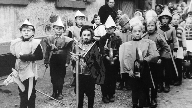 Historischer Umzug 1954 zur Geschichte...ch mit Schlern des Jahrgangs 1946/47   | Foto: Repro Beate Zehnle-Lehmann