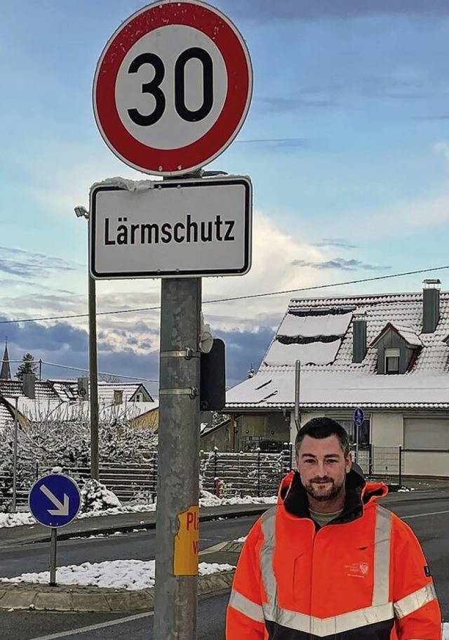 Pirmin Huber von der Straenmeisterei ...reises montiert die Tempo-30-Schilder.  | Foto: Landratsamt Ortenaukreis