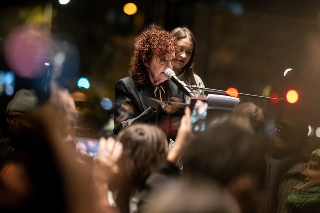 Nan Goldin beginnt ihre Rede mit einer mehrmin&uuml;tigen Schweigepause.  | Foto: Fabian Sommer/dpa