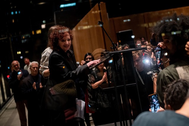 Nan Goldin spricht auf der Ausstellung... "Nan Goldin. This Will Not End Well".  | Foto: Fabian Sommer/dpa