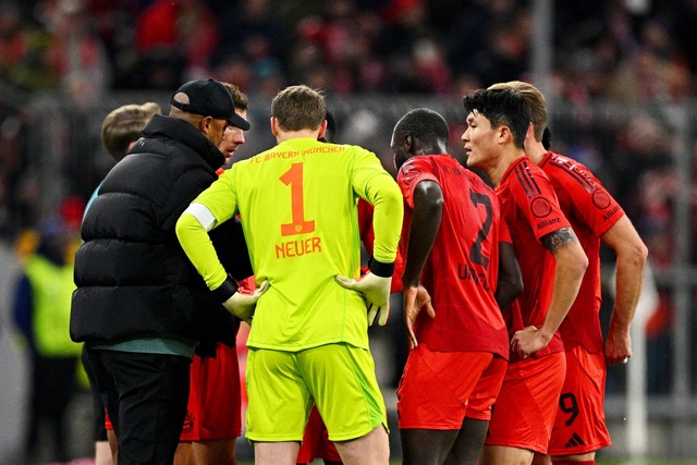 Ideenfindung am Spielfeldrand: Bayern-... Verletzungsunterbrechung Anweisungen.  | Foto: Tom Weller/dpa