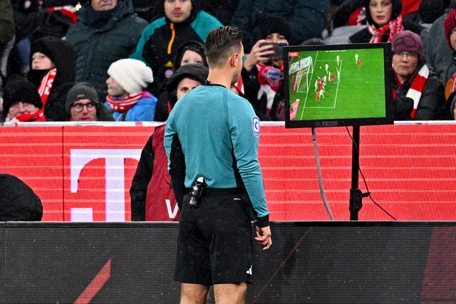 Nach Ansicht der Bilder entschied Referee Daniel Schlager auf Handelfmeter.  | Foto: Tom Weller/dpa