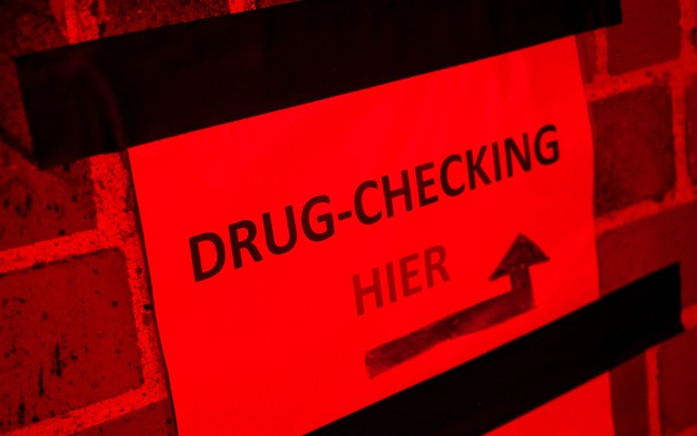 Die bundesweit einzigartige Gesetzesla...l;glicht das sogenannte Drug-Checking.  | Foto: Daniel Bockwoldt/dpa