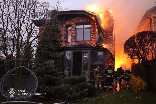 Brennendes Haus in Dnipro.  | Foto: -/Ukrainian Emergency Service via AP/dpa