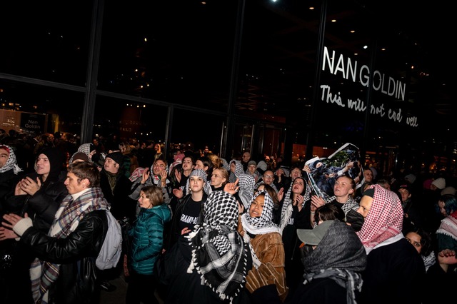 Die Ausstellungser&ouml;ffnung von Nan...n Berlin wird von Protesten begleitet.  | Foto: Fabian Sommer/dpa