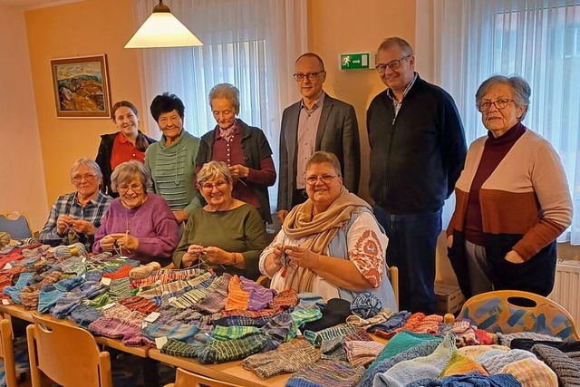 Der Stiftungsrat der AWO Waldshut, Arm...rtreterin, Naomi Rusu (stehend, links)  | Foto: Reinhard Herbrig