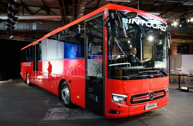 Der Dax-Konzern elektrifiziert seinen &Uuml;berlandbus. (Archivbild)  | Foto: Bernd von Jutrczenka/dpa