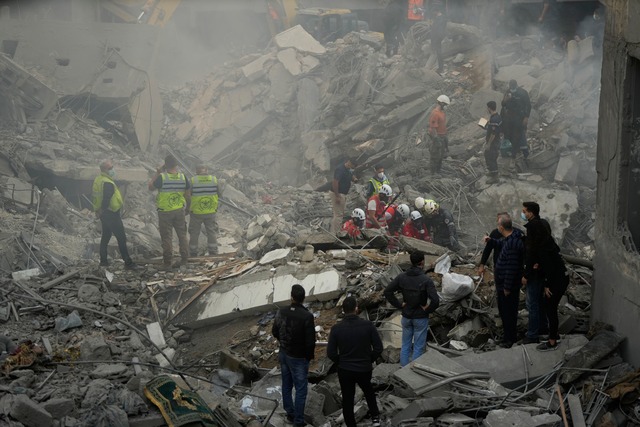 Die Rettungsarbeiten dauern nach dem A..., der das Zentrum von Beirut traf, an.  | Foto: Hassan Ammar/AP