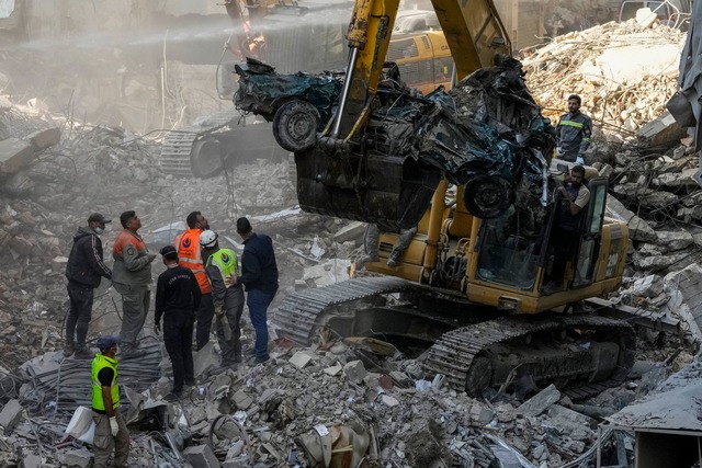 Nach offiziellen Angaben kamen mindestens elf Menschen ums Leben.  | Foto: Hassan Ammar/AP