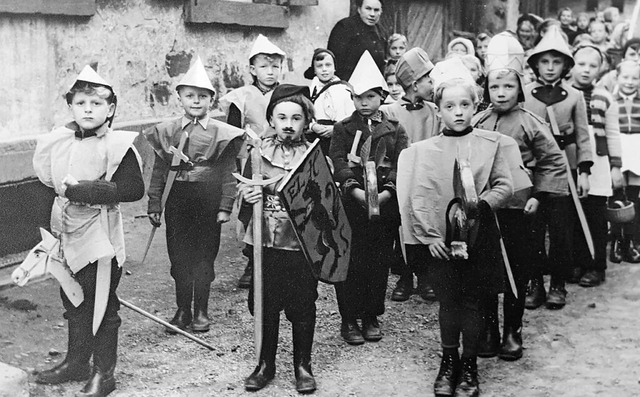 Historischer Umzug 1954 zur Geschichte...ch mit Schlern des Jahrgangs 1946/47   | Foto: Repro Beate Zehnle-Lehmann