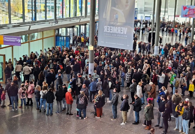 Seit Mittag gibt es lange Schlangen an den Ticketkassen der Messe Stuttgart.  | Foto: Andreas Rosar/dpa