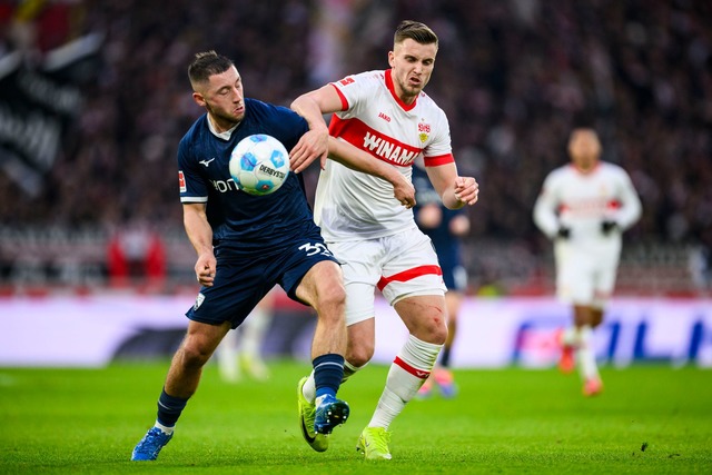 Ermedin Demirovic () r&uuml;ckt wegen ...lle in der VfB-Offensive in den Fokus.  | Foto: Tom Weller/dpa