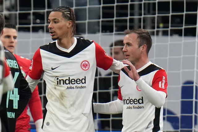 Mario G&ouml;tze (r) schoss in seinem ...ntracht Frankfurt gegen Werder Bremen.  | Foto: Thomas Frey/dpa