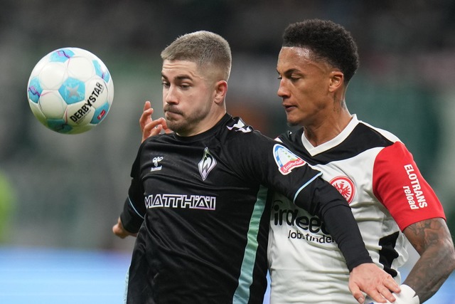 Eintracht Frankfurt um Tuta (r) und We...ten sich ein Duell auf Augenh&ouml;he.  | Foto: Thomas Frey/dpa