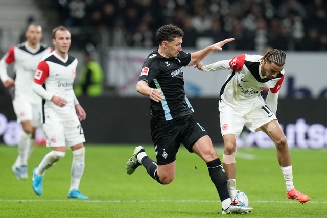 Eintracht Frankfurt um Hugo Ekitik&eac...rten sich viele harte Zweik&auml;mpfe.  | Foto: Thomas Frey/dpa