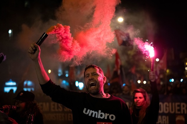 Wut und Verzweiflung &uuml;ber zu hohe Mieten machen sich Luft.  | Foto: Emilio Morenatti/AP