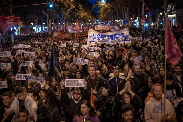 In St&auml;dten wie Barcelona sind auc...tenunterk&uuml;nfte Teil des Problems.  | Foto: Emilio Morenatti/AP