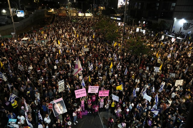 Israelis in Tel Aviv demonstrieren f&uuml;r ein Geisel-Abkommen.  | Foto: Maya Alleruzzo/AP