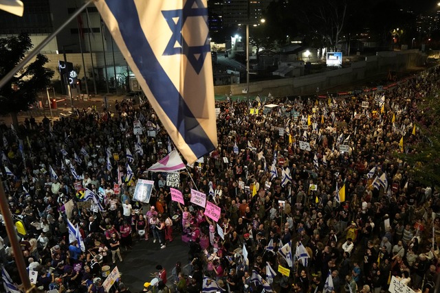 Israelis in Tel Aviv demonstrieren f&uuml;r ein Geisel-Abkommen.  | Foto: Maya Alleruzzo/AP