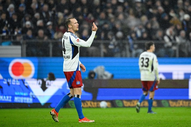 Hamburgs Sebastian Schonlau versucht s... dem Schalker Ausgleich zu motivieren.  | Foto: Gregor Fischer/dpa