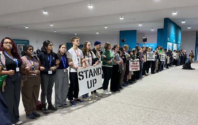 Am sp&auml;ten Abend demonstrierten Klimaaktivisten vor dem Plenarsaal.  | Foto: Torsten Holtz/dpa