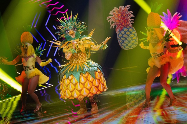 Auch dabei: "Lady Ananas" sang auf Por...it&auml;t war ein Kreuz-Anh&auml;nger.  | Foto: Rolf Vennenbernd/dpa