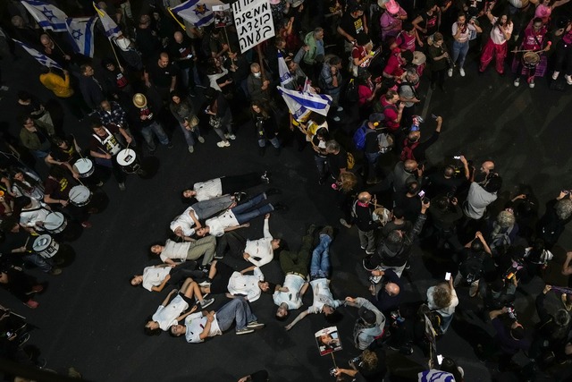 Israelis in Tel Aviv demonstrieren f&uuml;r ein Geisel-Abkommen.  | Foto: Maya Alleruzzo/AP