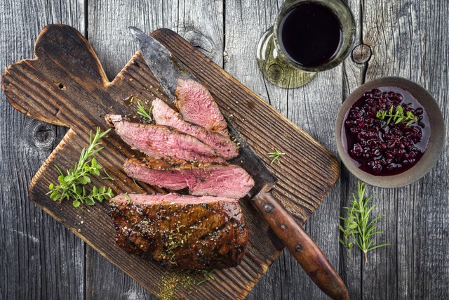 Fr einen guten Wildschweinbraten brau...hochwertiges Fleisch und etwas Knnen.  | Foto: HLPhoto - stock.adobe.com