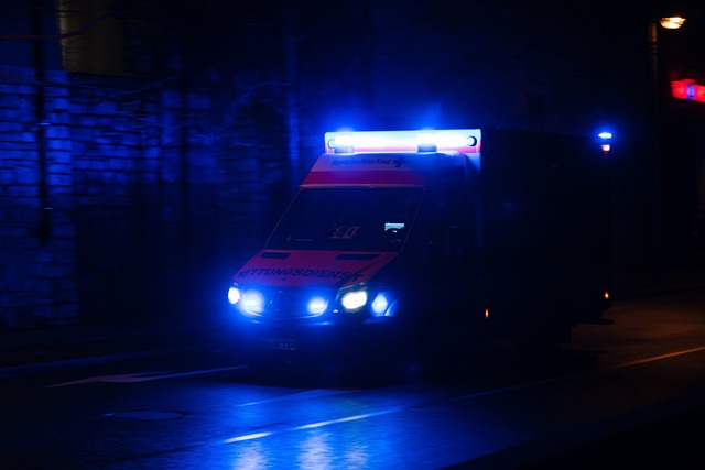 Ein 19 Jahre alter Autofahrer wird nac...ein Krankenhaus gebracht. (Symbolbild)  | Foto: Nicolas Armer/dpa