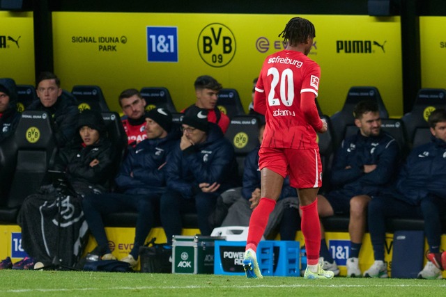 Junior Adamu verl&auml;sst nach seiner Roten Karte den Platz.  | Foto: Bernd Thissen/dpa