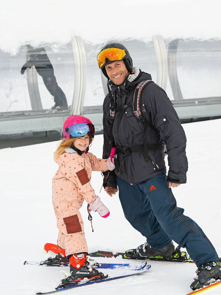 Vater und Tochter bei der ersten Skistunde am Feldberg.