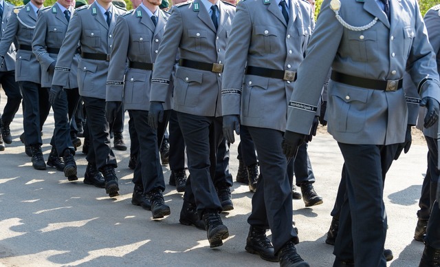 Die Uniformen der Bundeswehr sollen au...en Stand gebracht werden. (Archivbild)  | Foto: Philipp Schulze/dpa