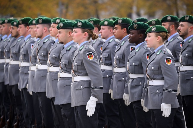 Die Modernisierung der Uniformen war schon 2018 beschlossen worden. (Archivbild)  | Foto: Bernd von Jutrczenka/dpa