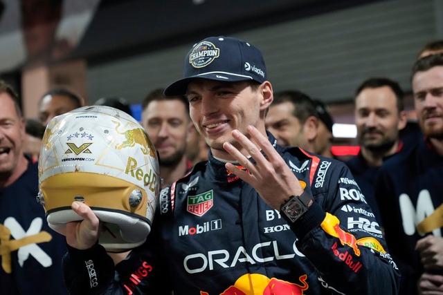 Max Verstappen zeigt es an: Er hat Titel Nummer 4 sicher.  | Foto: Matt York/AP/dpa