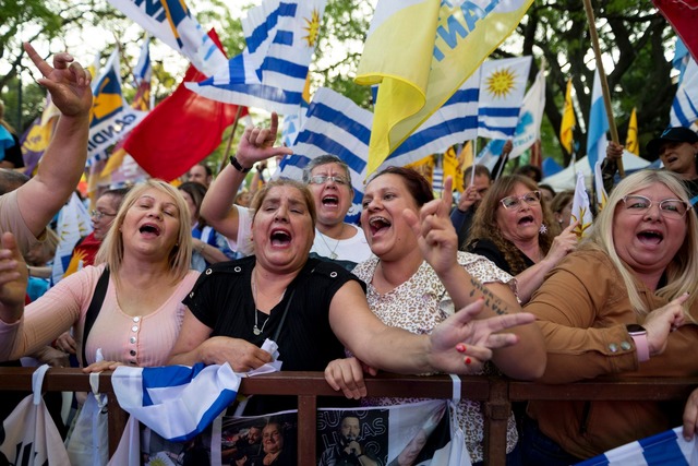 Bei der Stichwahl in Uruguay wird ein knappes Ergebnis erwartet. (Archivbild)  | Foto: Santiago Mazzarovich/AP/dpa