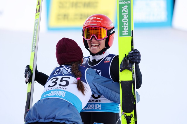 Katharina Schmid (r.) bejubelte in Lil...r den 16. Weltcup-Sieg ihrer Karriere.  | Foto: Geir Olsen/NTB/dpa