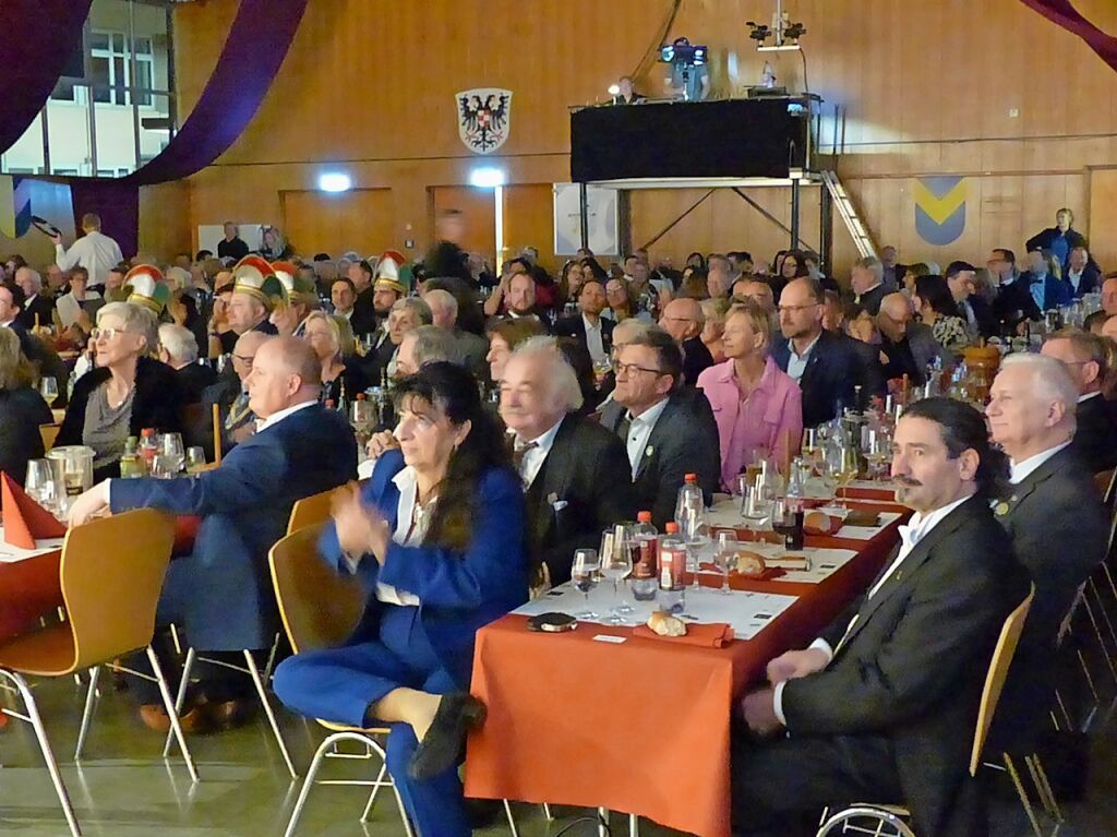 Mehrere Hundert geladene Gste in der Stadthalle Breisach